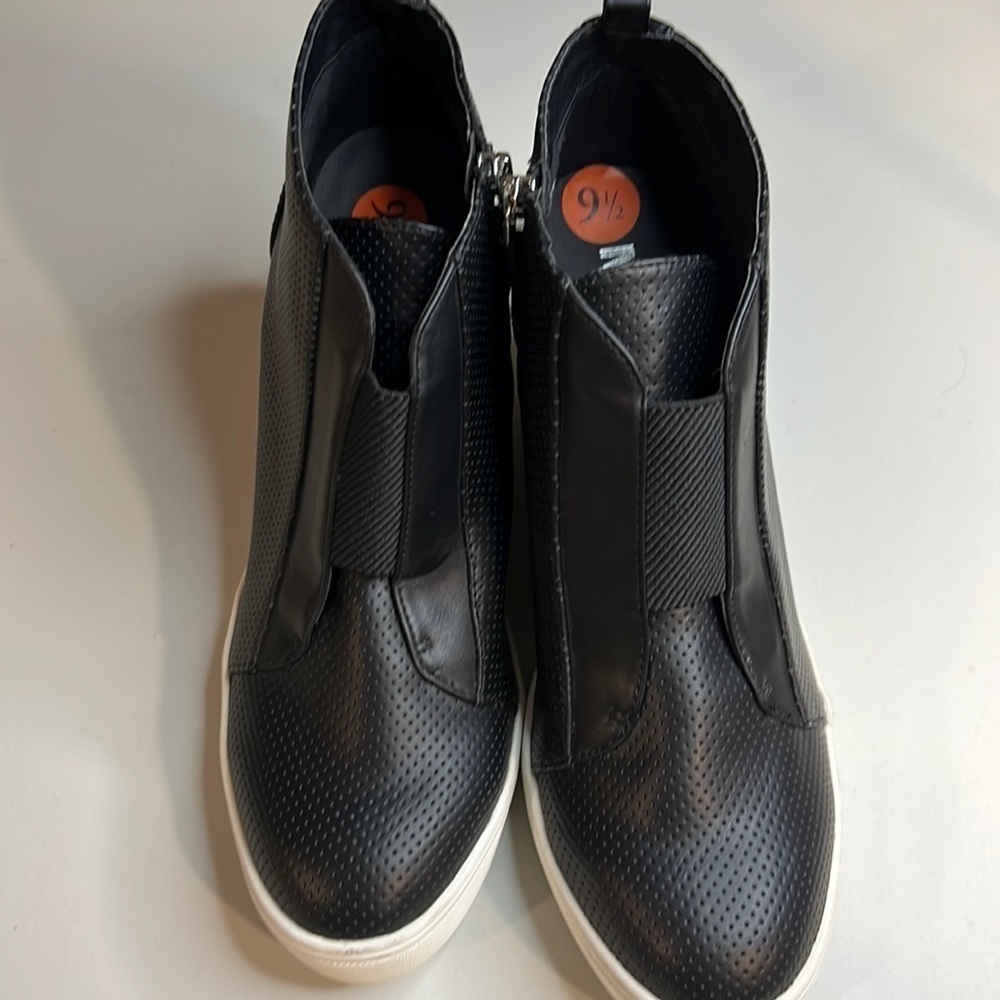 Mia Black Wedge Platform Booties Size 9.5